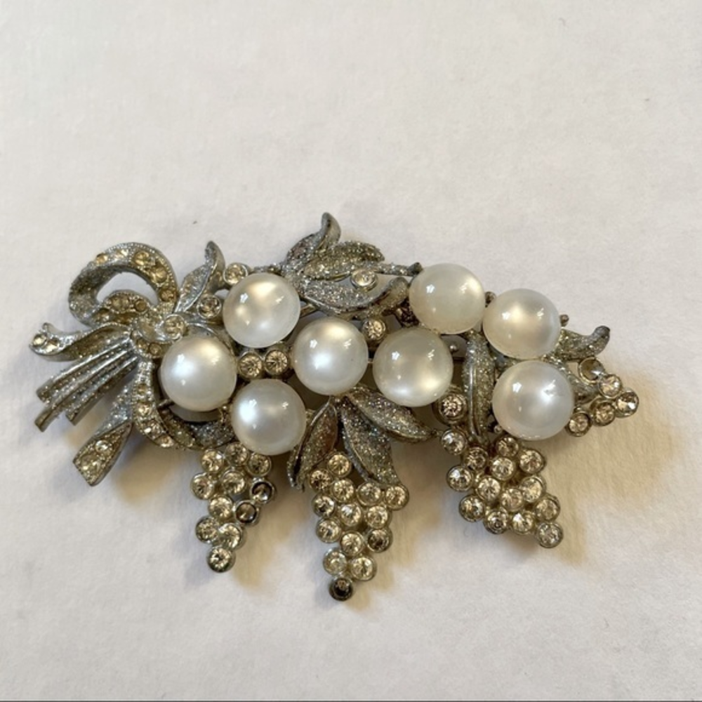 VINTAGE Silver, Rhinestone, and Glass Brooch - Sparkling!‎